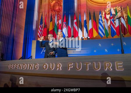 Washington, Usa. Juli 2024. U. US-Präsident Joe Biden, rechts, überreicht die Präsidentenmedaille der Freiheit an den scheidenden NATO-Generalsekretär Jens Stoletenberg, links, während der Eröffnungszeremonie für den 75. Jahrestag des NATO-Gipfels im Andrew W. Mellon Auditorium, 9. Juli 2024 in Washington, DC Credit: Erin Scott/White House Photo/Alamy Live News Stockfoto