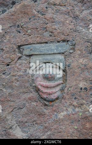 Skulptur Steinschnitzerei eines Gesichtsphoits auf dem Queen Elizabeth Way in Iqaluit, Nunavut, Kanada Stockfoto