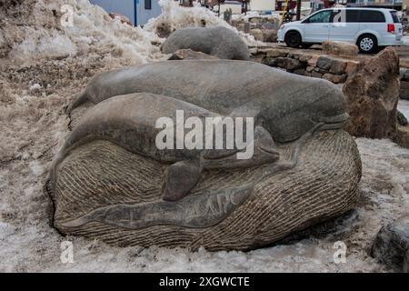 Skulptur Steinschnitzerei von Belugawalen auf dem Queen Elizabeth Way in Iqaluit, Nunavut, Kanada Stockfoto