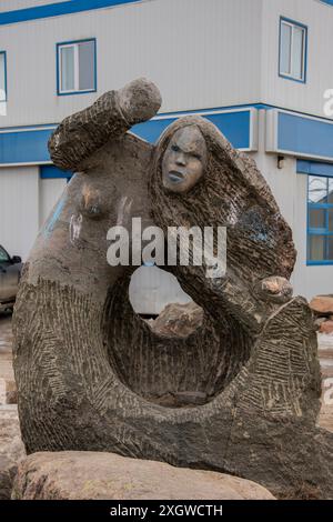 Skulptur Steinschnitzerei einer Meerjungfrau auf dem Queen Elizabeth Way in Iqaluit, Nunavut, Kanada Stockfoto