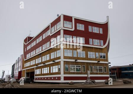 Qamutiik-Gebäude an den vier Ecken des Queen Elizabeth Way in Iqaluit, Nunavut, Kanada Stockfoto