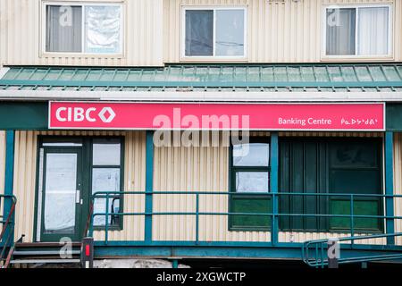 Zweisprachiges CIBC-Zeichen auf Englisch und Inuktitut auf Queen Elizabeth Way in Iqaluit, Nunavut, Kanada Stockfoto