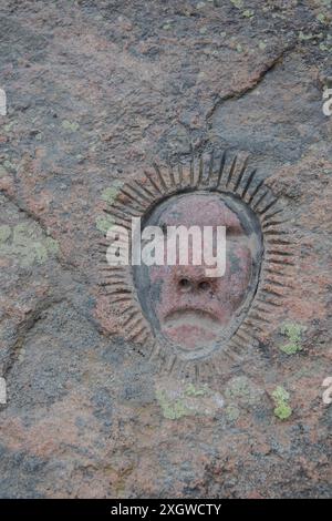 Skulptur Steinschnitzerei eines Gesichtsphoits auf dem Queen Elizabeth Way in Iqaluit, Nunavut, Kanada Stockfoto