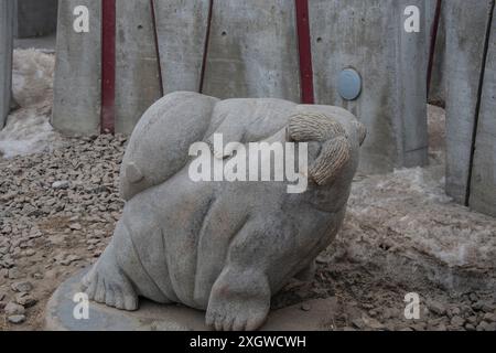 Skulptur Steinschnitzerei eines Walroses auf dem Queen Elizabeth Way in Iqaluit, Nunavut, Kanada Stockfoto