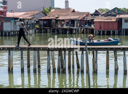 Penang, Malasia-April 30 2023: Die Clan Piers, Teil einer Siedlung von Holzbauten auf Stelzen, am Rande der Straße von Mallaca, sind UNESCO W Stockfoto