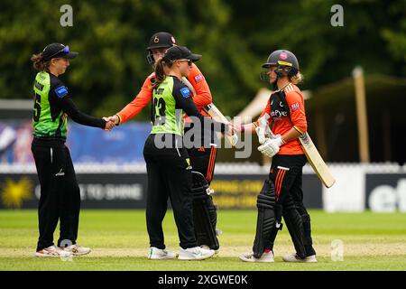 Cheltenham, Vereinigtes Königreich, 10. Juli 2024. Die Blaze's Ella Claridge und die Blaze's Lucy Higham schütteln die Hände mit Sophie Luff und Fran Wilson während des Rachael Heyhoe Flint Trophy Spiels zwischen Western Storm und Blaze. Quelle: Robbie Stephenson/Western Storm/Alamy Live News Stockfoto