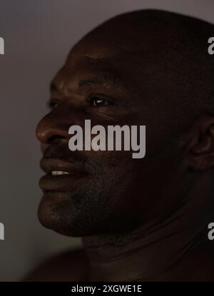 Gesichtsporträt im Profil eines Mannes mittleren Alters in Afrika Stockfoto