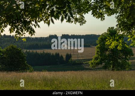 Landschaft in der Nähe der Stadt Hora Svateho Sebestiana vor Sonnenuntergang am heißen Sommertag Stockfoto