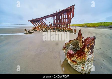 Peter Iredale Shipwreck am Sandy Beach, Low Eye-Level-Perspektive Stockfoto