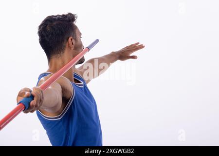 Athlet in Aktion mit Speer auf weißem Hintergrund, mit Kopierraum. Der Schwerpunkt liegt auf der Präzision und Kraft, die im Leichtathletik- und Feldsport gefordert wird Stockfoto