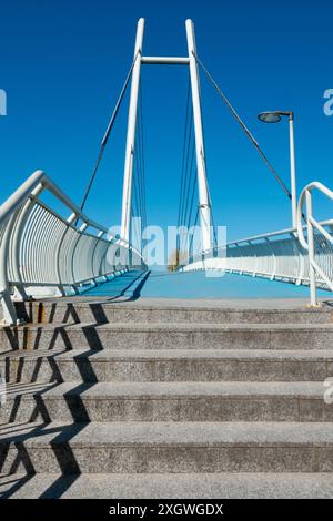 22.04.2023; Fußgängerbrücke in Mikolajki, Woiwodschaft Ermland-Masuren, Polen. Stockfoto