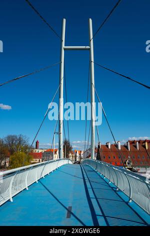 22.04.2023; Fußgängerbrücke in Mikolajki, Woiwodschaft Ermland-Masuren, Polen. Stockfoto