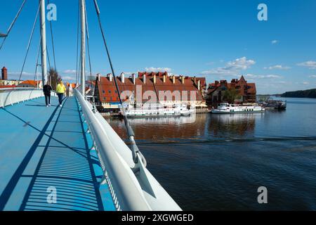 22.04.2023; Fußgängerbrücke in Mikolajki, Woiwodschaft Ermland-Masuren, Polen. Stockfoto