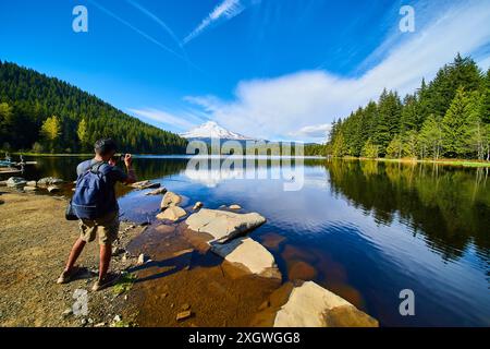 Mount Hood Reflection im Clear Lake mit Fotograf am Rocky Shore Stockfoto