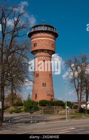 20. April 2023 Alter Backsteinwasserturm in Gizycko, Polen. Stockfoto