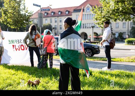 München, Deutschland. Juli 2024. Die Gruppe Health Not Arms München protestierte am 10. Juli 2024 vor dem Schwabing Krankenhaus in München unter dem Motto " Health Not Genocide ". (Foto: Alexander Pohl/SIPA USA) Credit: SIPA USA/Alamy Live News Stockfoto