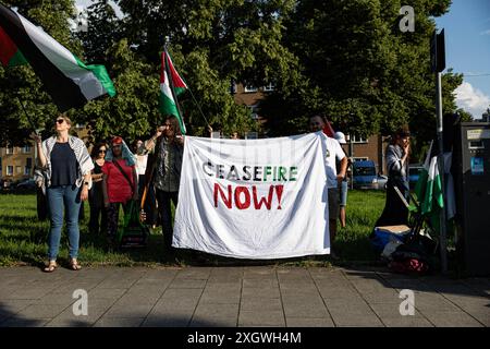 München, Deutschland. Juli 2024. Die Gruppe Health Not Arms München protestierte am 10. Juli 2024 vor dem Schwabing Krankenhaus in München unter dem Motto " Health Not Genocide ". (Foto: Alexander Pohl/SIPA USA) Credit: SIPA USA/Alamy Live News Stockfoto