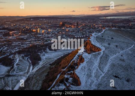 Blick vom Arthurs Seat in Edinburgh, Schottland, bedeckt mit Schnee an einem Wintermorgen nach Sonnenaufgang mit klarem Himmel Stockfoto