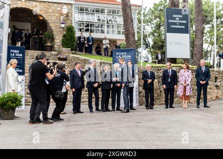 september 2023. König Felipe VI. Von Spanien begrüßt bei seiner Ankunft die zum internationalen Wirtschaftsforum geladenen Behörden. La Toja, Spanien Stockfoto