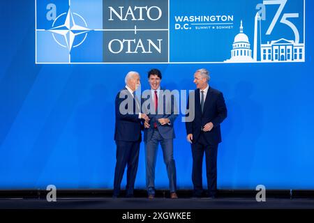 Washington DC, USA 20240710. NATO-Generalsekretär Jens Stoltenberg, US-Präsident Joe Biden und kanadischer Präsident Justin Trudeau auf einem Familienfoto beim NATO-Gipfel in Washington. Foto: Javad Parsa / NTB Stockfoto