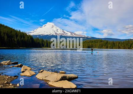 Paddelboarding auf dem ruhigen See mit Mount Hood im Blick von der Küste Stockfoto