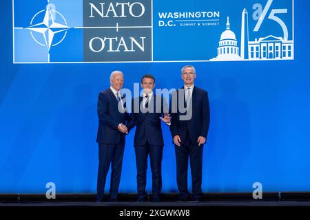 Washington DC, USA 20240710. NATO-Generalsekretär Jens Stoltenberg, US-Präsident Joe Biden und französischer Präsident Emmanuel Macron während eines Gruppenfotos auf dem NATO-Gipfel in Washington. Foto: Javad Parsa / NTB Stockfoto