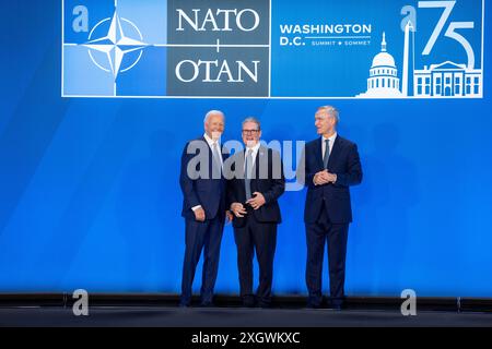 Washington DC, USA 20240710. NATO-Generalsekretär Jens Stoltenberg, US-Präsident Joe Biden und der britische Premierminister Keir Starmer auf einem Familienfoto beim NATO-Gipfel in Washington. Foto: Javad Parsa / NTB Stockfoto