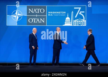 Washington DC, USA 20240710. NATO-Generalsekretär Jens Stoltenberg, US-Präsident Joe Biden und der britische Premierminister Keir Starmer auf einem Familienfoto beim NATO-Gipfel in Washington. Foto: Javad Parsa / NTB Stockfoto
