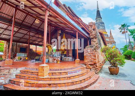 AYUTTHAYA, THAILAND - 5. MAI 2019: Das Buddha-Bild im Tempel Ubosot des Wat Yai Chai Mongkhon, am 5. Mai in Ayutthaya Stockfoto