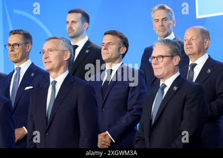 Washington, USA. Juli 2024. Emmanuel Macron, Frankreichs Präsident, Mitte, steht für ein Gruppenfoto während des NATO-Gipfels in Washington, DC, USA, am Mittwoch, den 10. Juli, 2024. Präsident Joe Biden und die anderen 31 NATO-Führer hatten gehofft, dass ihr Gipfel eine neue Einheit gegen Russlands Wladimir Putin feiern würde, China eine Warnung aussenden und beweisen würde, dass die Allianz in ihrem 75. Jahr so stark ist wie eh und je. aber die drei Tage des Prunk werden von innerstaatlichen Unruhen in der Allianz überschattet. Fotograf: Ting Shen/Pool/SIPA USA Credit: SIPA USA/Alamy Live News Stockfoto