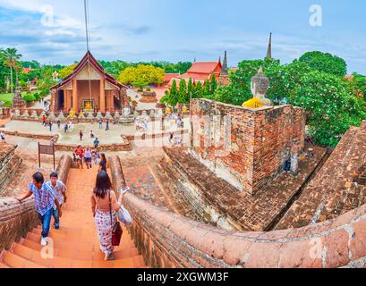 AYUTTHAYA, THAILAND - 5. MAI 2019: Der antike Wat Yai Chai Mongkhon Tempel mit erhaltenen Statuen des Buddha, Ubosot (Ordinationshalle), Chedis (Stup Stockfoto