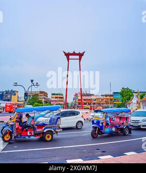 BANGKOK, THAILAND - 14. MAI 2019: Die buddhistische Struktur des Giant Swing inmitten der belebten Dinso Road, am 14. Mai in Bangkok Stockfoto