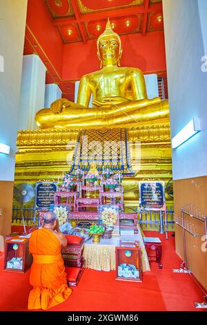 AYUTTHAYA, THAILAND - 14. MAI 2019: Der große Goldene Lord Buddha im Wihan Phra Mongkhon Bophit Tempel, am 14. Mai in Ayutthaya, Thailand Stockfoto