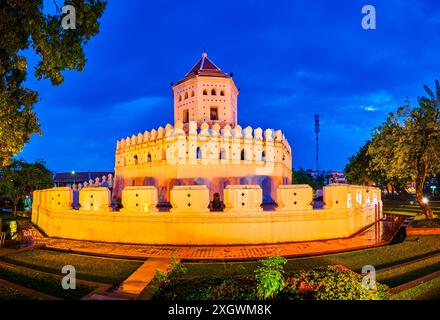 Historisches Phra Sumen Fort im Santichaiprakarn Park at Night, Bangkok, Thailand Stockfoto