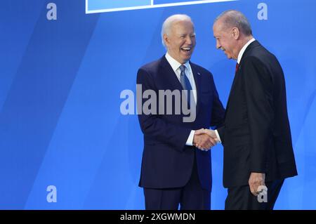 Washington, USA. Juli 2024. US-Präsident Joe Biden und Recep Tayyip Erdogan, der Präsident der Türkei, nehmen am Mittwoch, den 10. Juli, während des NATO-Gipfels in Washington, DC, USA, Teil. 2024. Präsident Joe Biden und die anderen 31 NATO-Führer hatten gehofft, dass ihr Gipfel eine neue Einheit gegen Russlands Wladimir Putin feiern würde, China eine Warnung aussenden und beweisen würde, dass die Allianz in ihrem 75. Jahr so stark ist wie eh und je. aber die drei Tage des Prunk werden von innerstaatlichen Unruhen in der Allianz überschattet. Fotograf: Ting Shen/Pool/SIPA USA Credit: SIPA USA/Alamy Live News Stockfoto