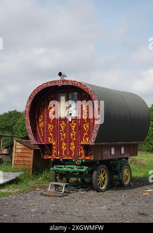 Ein traditioneller Romanik- oder Zigeunerkarawane auf einem Feld in Großbritannien Stockfoto