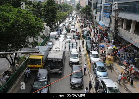 Studenten protestieren gegen Quotensystem in Regierungsjobs in Dhaka während eines Studentenprotests in Dhaka, Bangladesch, am 10. Juli 2024 stecken die Menschen in einem Stau fest. Dhaka Dhaka Bezirk Bangladesch Copyright: XHabiburxRahmanx Stockfoto