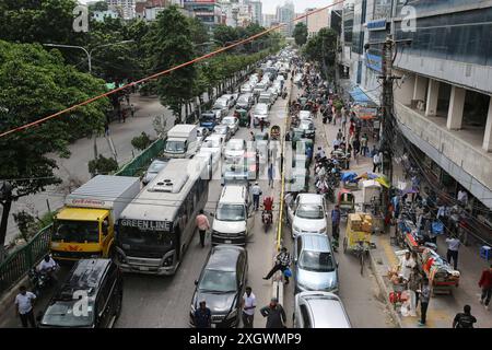 Studenten protestieren gegen Quotensystem in Regierungsjobs in Dhaka während eines Studentenprotests in Dhaka, Bangladesch, am 10. Juli 2024 stecken die Menschen in einem Stau fest. Dhaka Dhaka Bezirk Bangladesch Copyright: XHabiburxRahmanx Stockfoto