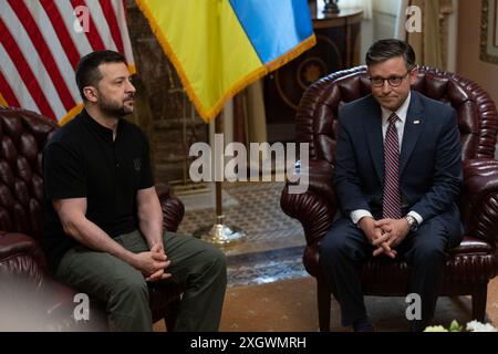 Washington, USA. Juli 2024. Der ukrainische Präsident Wolodymyr Zelenskyy trifft sich am Mittwoch, den 10. Juli 2024, im Kapitol der USA mit dem Sprecher des US-Repräsentantenhauses Mike Johnson (Republikaner von Louisiana) zusammen. (Foto: Annabelle Gordon/SIPA USA) Credit: SIPA USA/Alamy Live News Stockfoto