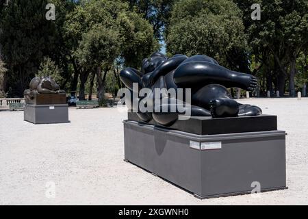 „Liegende Frau“ – Teil von „Botero a Roma“: Ein Ausstellungsweg, der sich durch die Straßen der Innenstadt Roms schlängelt und die Schönheit der Werke von Fernando Botero mit der Monumentalität der Hauptstadt verbindet. Die zeitgenössische Schönheit der Skulpturen von Fernando Botero ergänzt den außergewöhnlichen und einzigartigen Charme der Hauptstadt. Die Ausstellung, die sich über einige der schönsten Plätze im Zentrum Roms erstreckt, ermöglicht einen Vergleich zwischen zwei Welten. Eine Hommage der Hauptstadt an den großen kolumbianischen Bildhauer, der vor kurzem verstorben ist und einige der berühmtesten Orte mit 8 Skulpturen bereichert Stockfoto