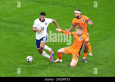 Der Engländer Jude Bellingham (links) kämpft im Halbfinalspiel der UEFA Euro 2024 im BVB Stadion Dortmund gegen Jerdy Schouten und Memphis Depay (rechts) um den Ball. Bilddatum: Mittwoch, 10. Juli 2024. Stockfoto