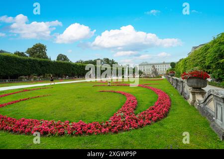 Salzburg, Österreich. Juli 2024. Panoramablick auf den Mirabell-Garten im Stadtzentrum Stockfoto