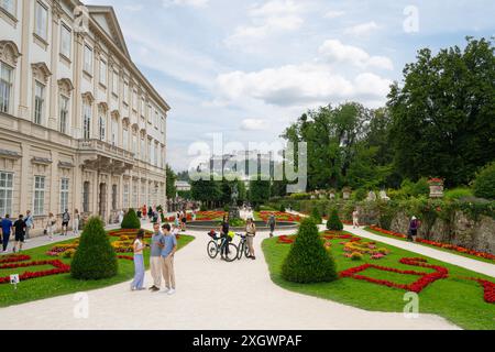 Salzburg, Österreich. Juli 2024. Panoramablick auf den Mirabell-Garten im Stadtzentrum Stockfoto