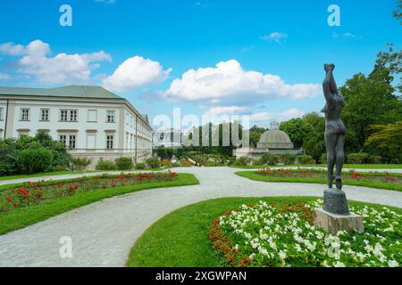 Salzburg, Österreich. Juli 2024. Panoramablick auf den Mirabell-Garten im Stadtzentrum Stockfoto