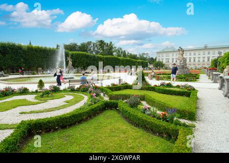 Salzburg, Österreich. Juli 2024. Panoramablick auf den Mirabell-Garten im Stadtzentrum Stockfoto