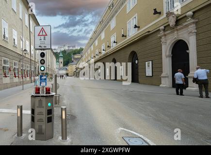 Salzburg, Österreich. 30. Juni 2024. Poller zur Kontrolle der Einfahrt ins Stadtzentrum Stockfoto