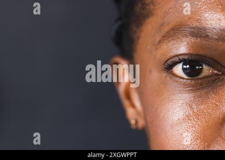 Nahaufnahme des Auges einer afroamerikanischen Frau mit Kopierraum. Details erfassen die Schönheit und Einzigartigkeit der verschiedenen Gesichtszüge, die unverfälscht sind. Stockfoto