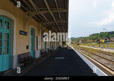 Langeac, Frankreich - 28. Mai 2023: Blick auf den Bahnhof Langeac in Frankreich an einem sonnigen Tag. Die Plattform ist leer, und das einzige Geräusch ist das sanfte Stockfoto