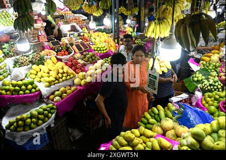 Kalkutta, Indien. Juli 2024. KALKUTTA, INDIEN - 10. JULI: Eine Frau kauft Obst auf dem VIP-Markt, da die Preise für Obst, Gemüse und andere Lebensmittel am 10. Juli 2024 in Kalkutta, Indien, sehr hoch sind. (Foto: Samir Jana/Hindustan Times/SIPA USA) Credit: SIPA USA/Alamy Live News Stockfoto