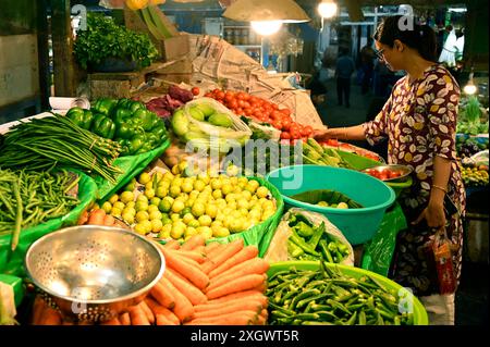Kalkutta, Indien. Juli 2024. KALKUTTA, INDIEN - 10. JULI: Eine Frau kauft Gemüse auf dem VIP-Markt, da die Preise für Gemüse, Kartoffeln, Zwiebeln und andere Lebensmittel am 10. Juli 2024 in Kalkutta, Indien, sehr hoch sind. (Foto: Samir Jana/Hindustan Times/SIPA USA) Credit: SIPA USA/Alamy Live News Stockfoto
